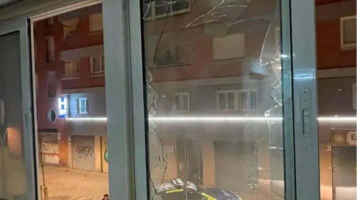 Cocaína, extintores y una ventana rota