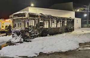 El incendio de un autobús urbano en Jerez pudo deberse a una fuga en los conductos de aceite o gasolina