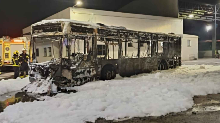 El incendio de un autobús urbano en Jerez pudo deberse a una fuga en los conductos de aceite o gasolina