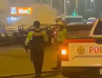 Coche se prende en llamas en la avenida Angamos