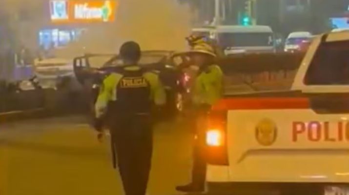 Coche se prende en llamas en la avenida Angamos