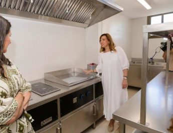 El nuevo pabellón de Venta del Olivar: acero, reformas, discursos y alguna que otra foto para el álbum municipal