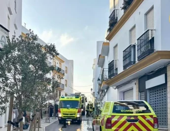 Madrugadas de humo y rescates a contrarreloj en Conil