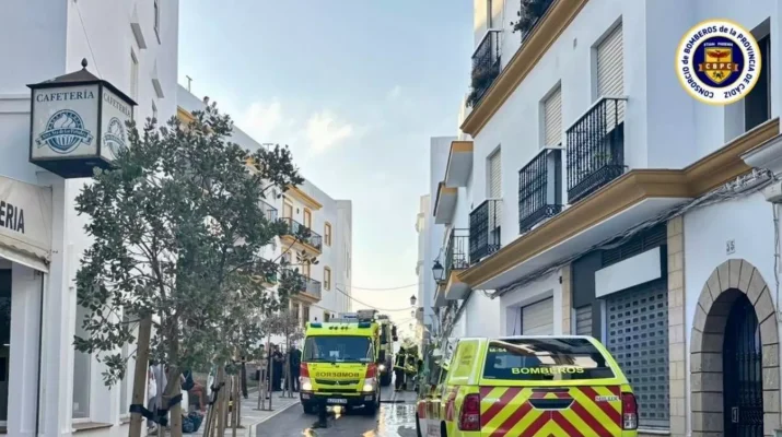 Madrugadas de humo y rescates a contrarreloj en Conil