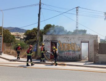 El incendio fue controlado rápidamente por los bomberos Incendio en una caseta abandonada frente al restaurante Casa Fernando