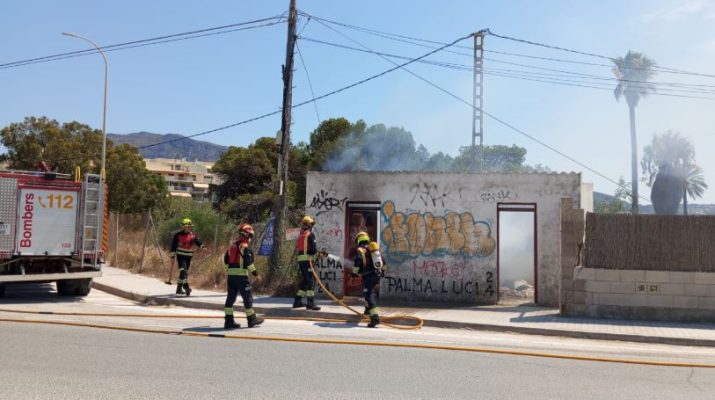 El incendio fue controlado rápidamente por los bomberos Incendio en una caseta abandonada frente al restaurante Casa Fernando