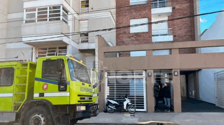 bomberos lograron controlar un incendio en la cocina de un departamento