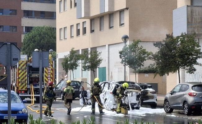Arde un Renault en Logroño y se incendia también la conciencia ciudadana