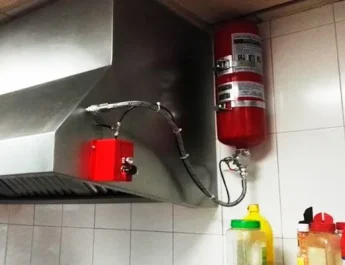 La normativa UNE 23510:2017 impone criterios estrictos a los sistemas de extinción en cocinas industriales