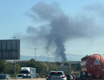 Descubre la emergencia por el incendio de una nave de poliéster en Polinyà que cubrió el Vallès con una columna de humo de 90 metros.