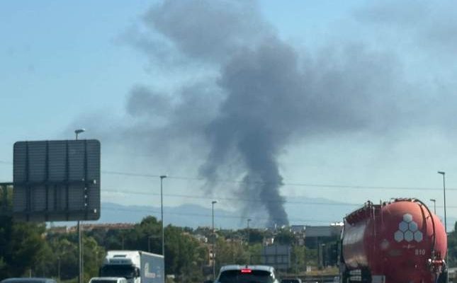 Descubre la emergencia por el incendio de una nave de poliéster en Polinyà que cubrió el Vallès con una columna de humo de 90 metros.