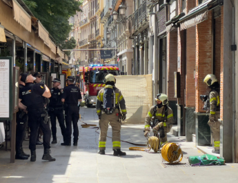 Evacuado entre llamas: un incendio obliga a desalojar un restaurante en la plaza Bib-Rambla de Granada