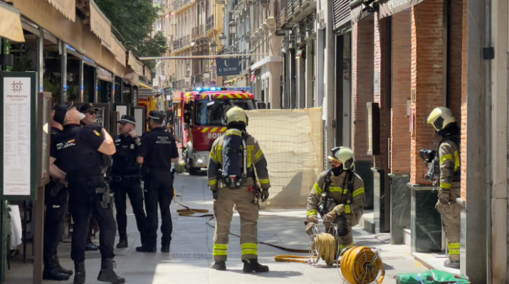 Evacuado entre llamas: un incendio obliga a desalojar un restaurante en la plaza Bib-Rambla de Granada