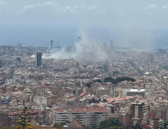 Incendio en cocina de restaurante de Barcelona llena de humo Rambla Catalunya