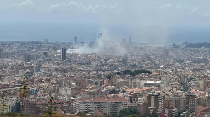 Incendio en cocina de restaurante de Barcelona llena de humo Rambla Catalunya