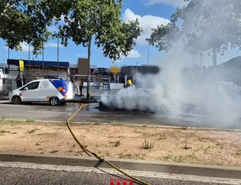 Incendio en marcha en Tarragona: el rugido del fuego sorprende a conductores y vecinos