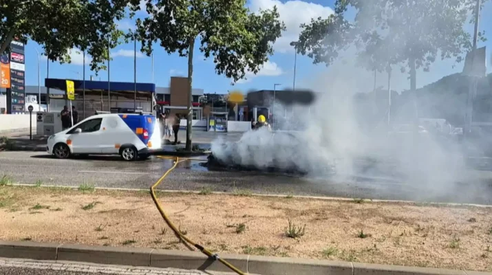 Incendio en marcha en Tarragona: el rugido del fuego sorprende a conductores y vecinos