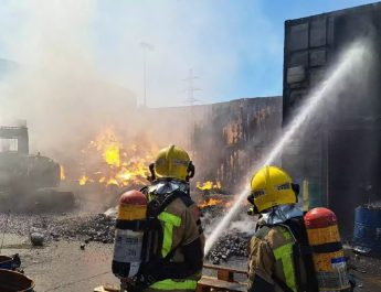 Explosión de preocupación en Rubí: estabilizado el incendio en la fábrica de titanio