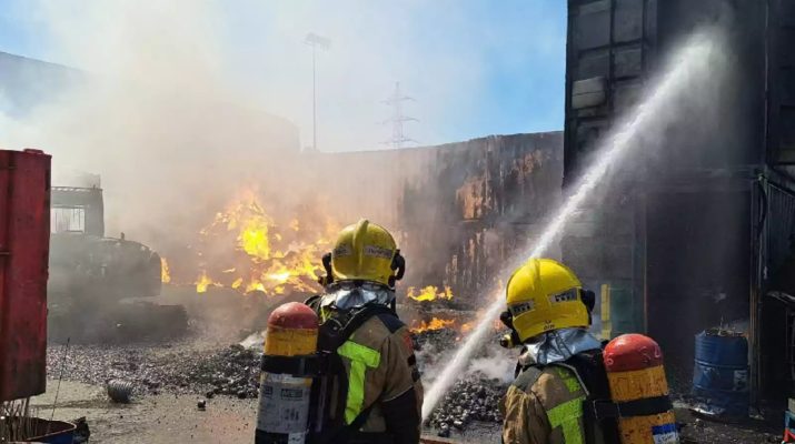 Explosión de preocupación en Rubí: estabilizado el incendio en la fábrica de titanio
