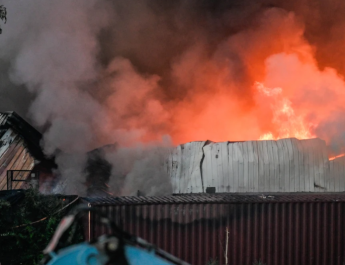 Incendio en una nave de Azuqueca de Henares: los bomberos siguen trabajando para sofocar las llamas