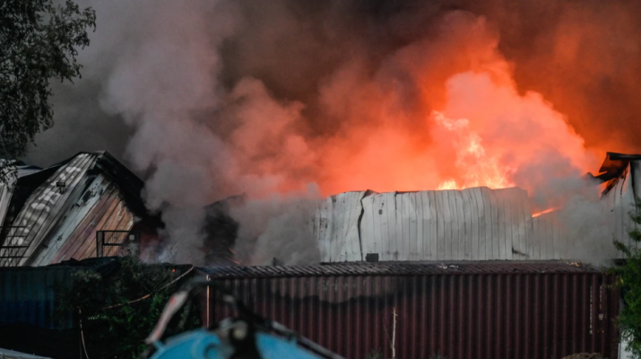 Incendio en una nave de Azuqueca de Henares: los bomberos siguen trabajando para sofocar las llamas