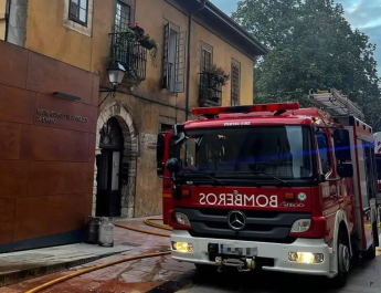 ‘La Belmontina’ arde y Oviedo se despierta: el fuego no perdona la historia