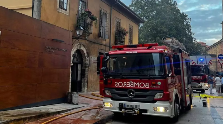 ‘La Belmontina’ arde y Oviedo se despierta: el fuego no perdona la historia