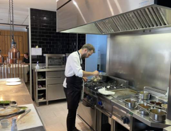 Descubre el restaurante de Vilafranca que fascina con su comida brutal