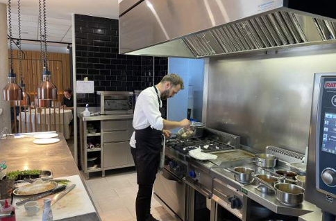 Descubre el restaurante de Vilafranca que fascina con su comida brutal