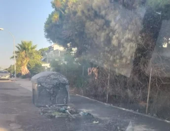 Madrugada de sobresaltos en Mazagón: incendios en contenedores y parcela abandonada