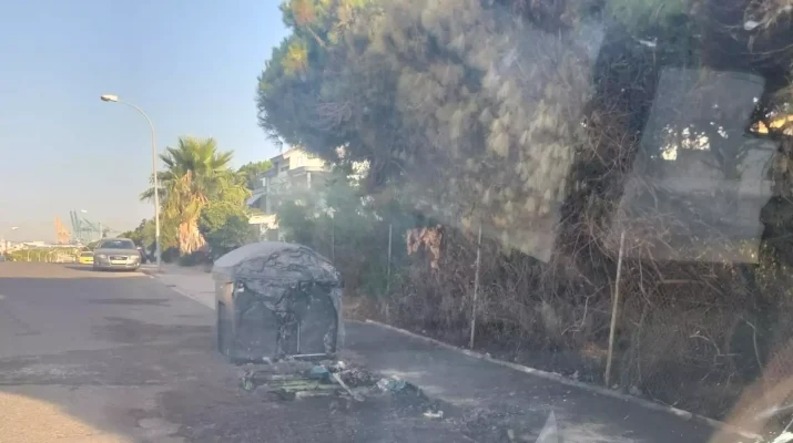 Madrugada de sobresaltos en Mazagón: incendios en contenedores y parcela abandonada