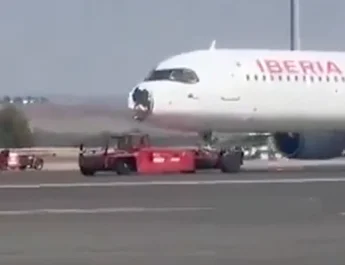 Un avión rumbo a París, una emergencia a bordo y la histeria que sacude el cielo