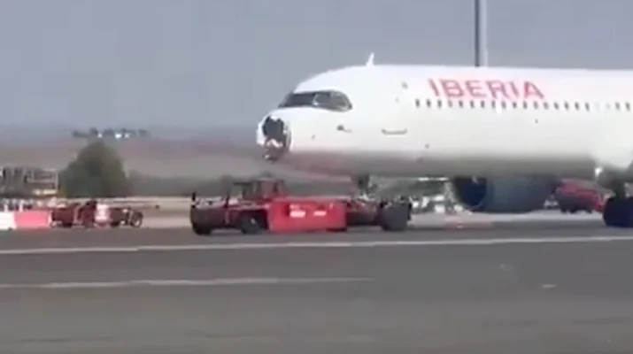 Un avión rumbo a París, una emergencia a bordo y la histeria que sacude el cielo