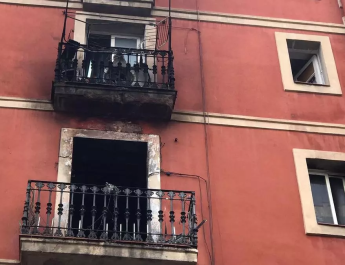Siete heridos en el Raval: las llamas vuelven a despertar el fantasma de la desprotección