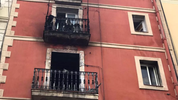 Siete heridos en el Raval: las llamas vuelven a despertar el fantasma de la desprotección
