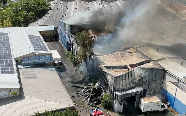Gran incendio en nave de paquetería en Getafe con 16 dotaciones de Bomberos
