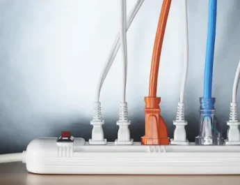 Regletas eléctricas, enchufes múltiples y la amenaza silenciosa que puede arder bajo tus pies