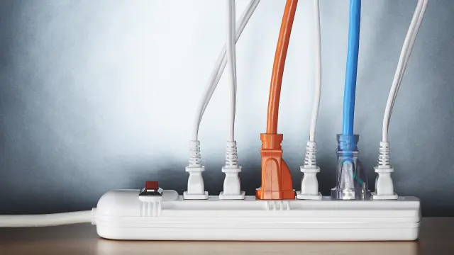 Regletas eléctricas, enchufes múltiples y la amenaza silenciosa que puede arder bajo tus pies