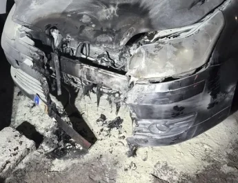 Vecinos sofocan el incendio de un coche en Arrecife