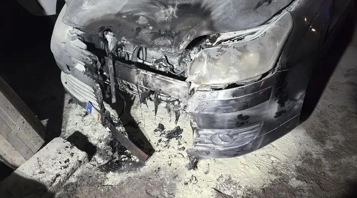 Vecinos sofocan el incendio de un coche en Arrecife