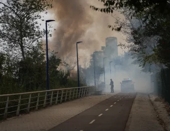 Segundo incendio en dos días junto al Auditorio Rocío Jurado: riesgos, prevención y seguridad contra el fuego