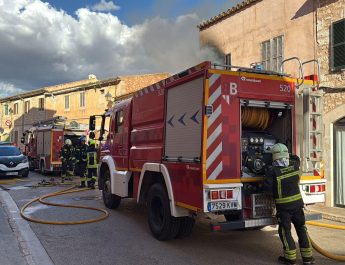 Colapsa una casa en Santanyí tras sufrir un imponente incendio