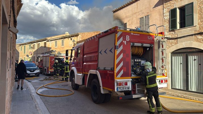 Colapsa una casa en Santanyí tras sufrir un imponente incendio