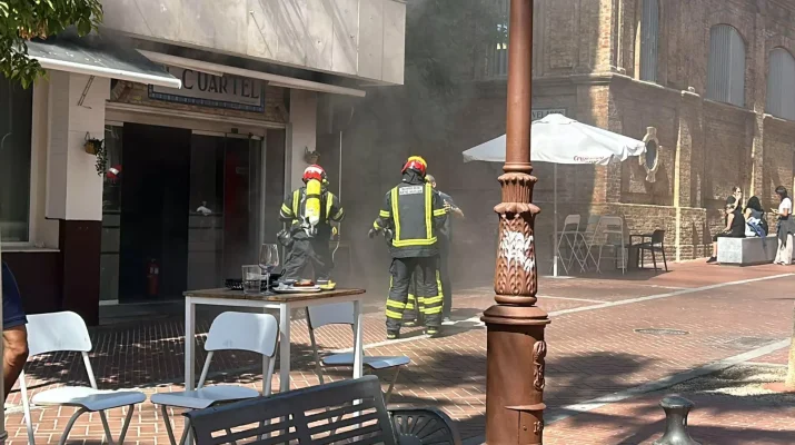 Susto en Huelva por un incendio en el centro: sale ardiendo la cocina de un bar en el Paseo Santa Fe