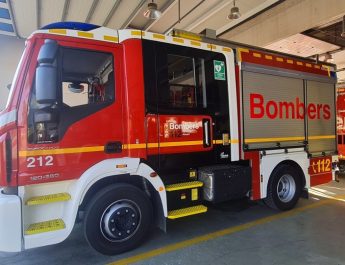 Controlado el incendio en una nave industrial de Crevillent