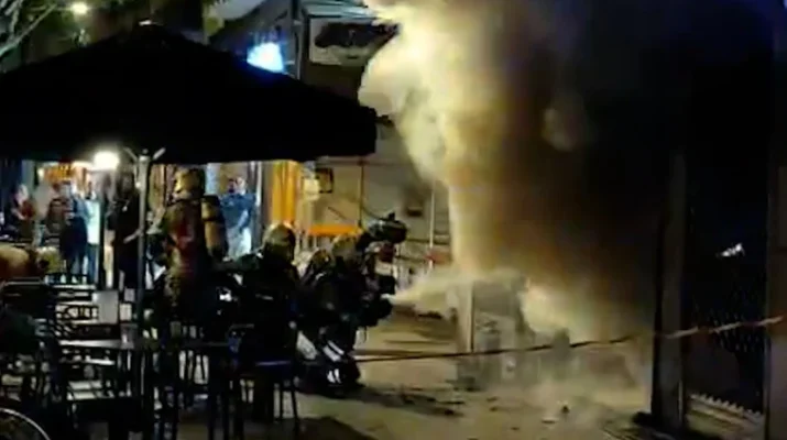 Incendio en un bar de Amara provoca alarma entre los vecinos y reabre el debate sobre la seguridad en cocinas profesionales