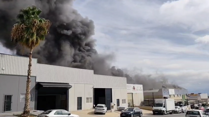 Incendio de nave industrial en el polígono Saprelorca: La urgencia de fortalecer la protección