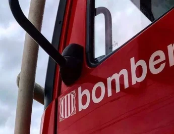 Bomberos rescatan a dos personas atrapadas en un tejado durante un incendio en Cambrils