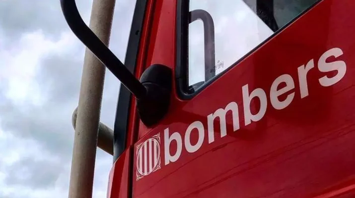 Bomberos rescatan a dos personas atrapadas en un tejado durante un incendio en Cambrils