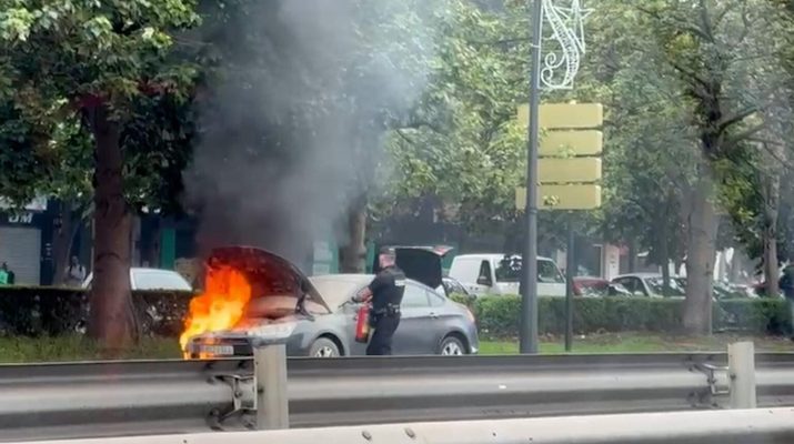 Coche se incendia en la avenida de Catalunya de Valencia: intervención eficaz demuestra la importancia de la prevención y la seguridad